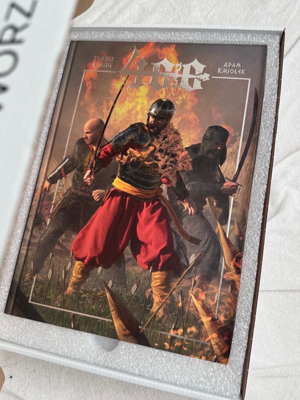 Komiks w pudełku z wypełnieniem piankowym