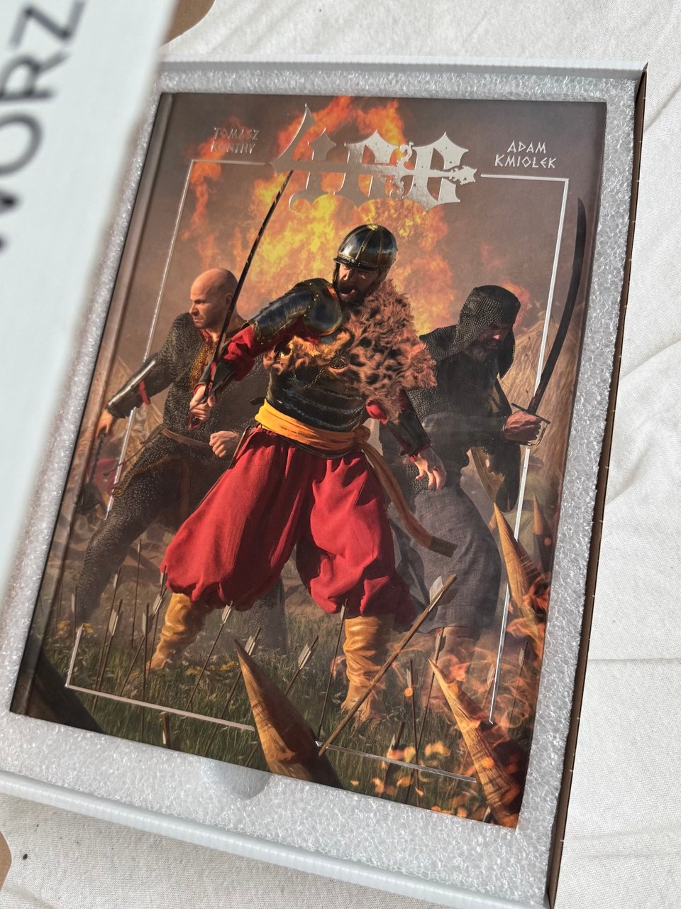 Komiks w pudełku z wypełnieniem piankowym