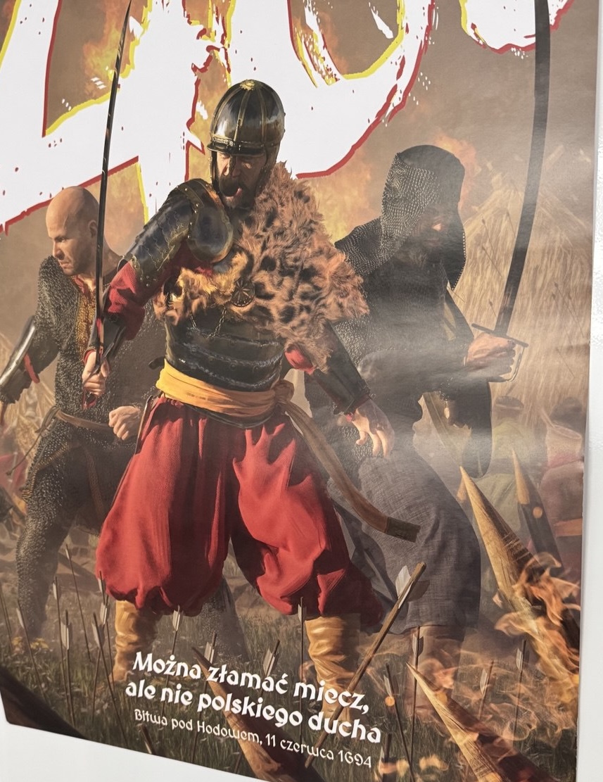 Zawieszony plakat z widocznym napisem "Można złamać miecz, ale nie polskiego ducha"