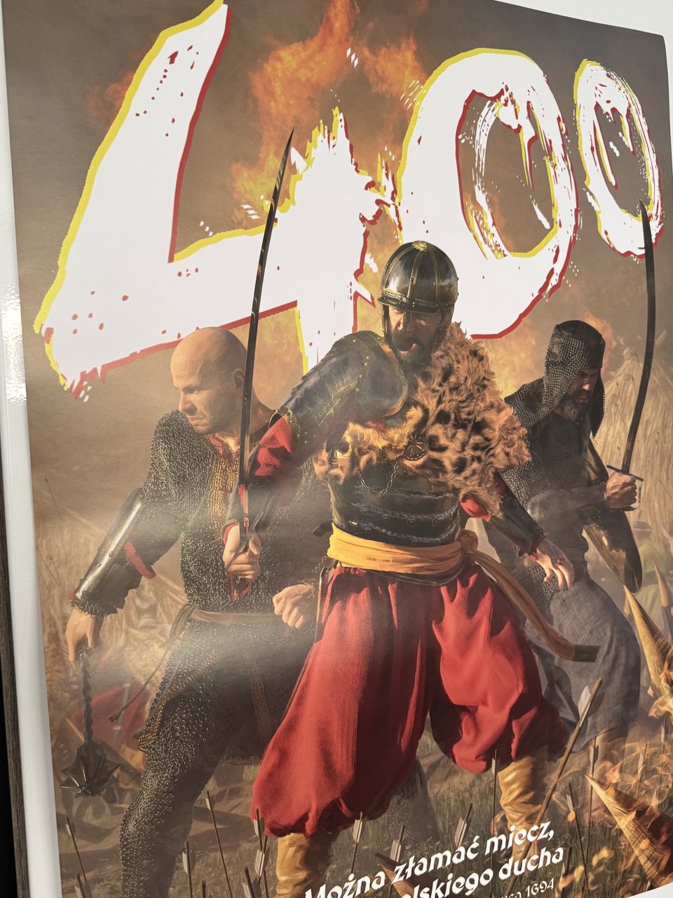 Plakat z innego kąta, wytaźniej widać "400"