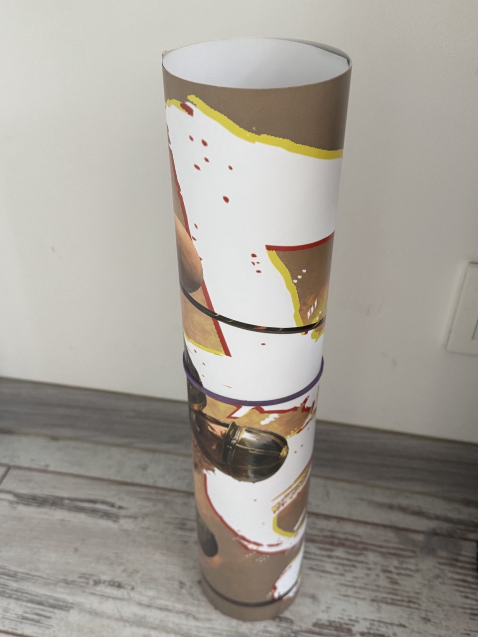 Plakat zwinięty w tubę